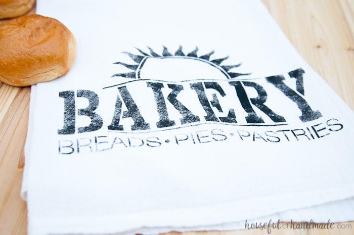 I want to make a bunch of these tea towels for gifts! These easy to make DIY bakery tea towels are a great way to add vintage charm to your kitchen or to give as gifts. Learn how to make a plastic stencil with your Silhouette to paint on inexpensive store bought flour sack towels. | Housefulofhandmade.com