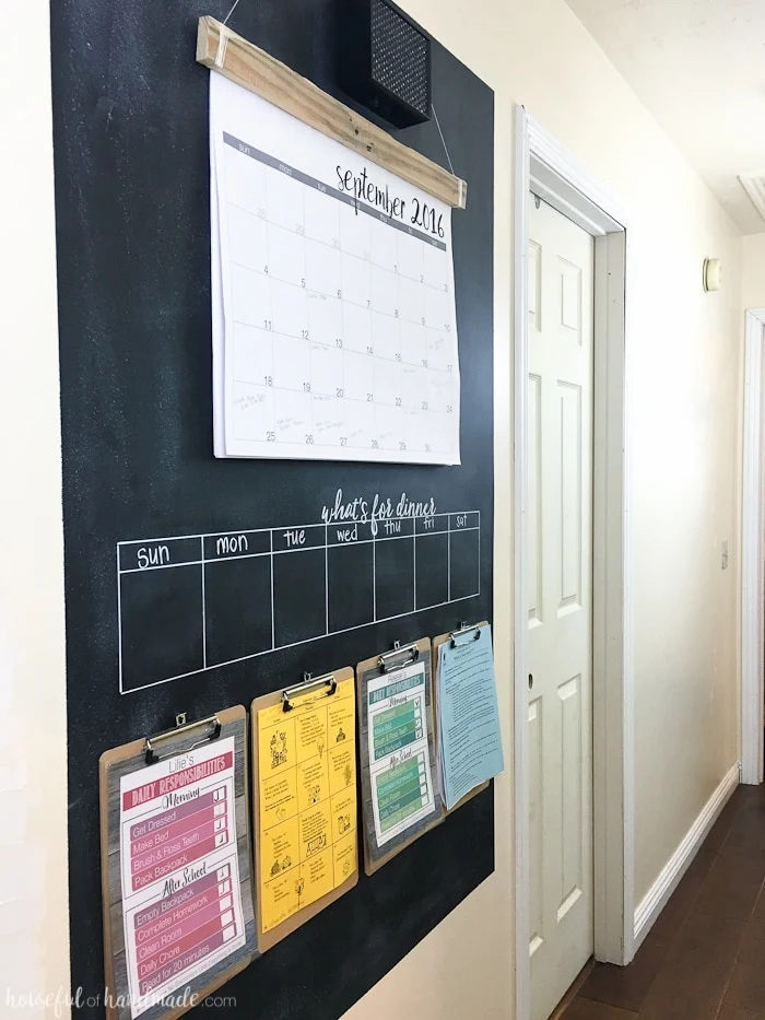 Need a way to get your whole family organized? A rustic hallway command center is the perfect way to organize your families lives. Includes a chalkboard, giant wall calendar, chore charts, clipboards for papers, and menu board. | Housefulofhandmade.com