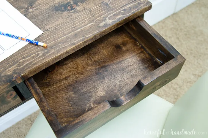 Create the perfect homework space with this easy to build desk. This easy rustic industrial wall-mounted desk can be added in any small space. Get the free build plans today! | Housefulofhandmade.com