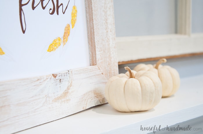 Sometimes your don't have time to go all out with your seasonal decor, but with these simple ways to decorate for fall you can still enjoy a cozy home as the weather starts to turn. | Housefulofhandmade.com