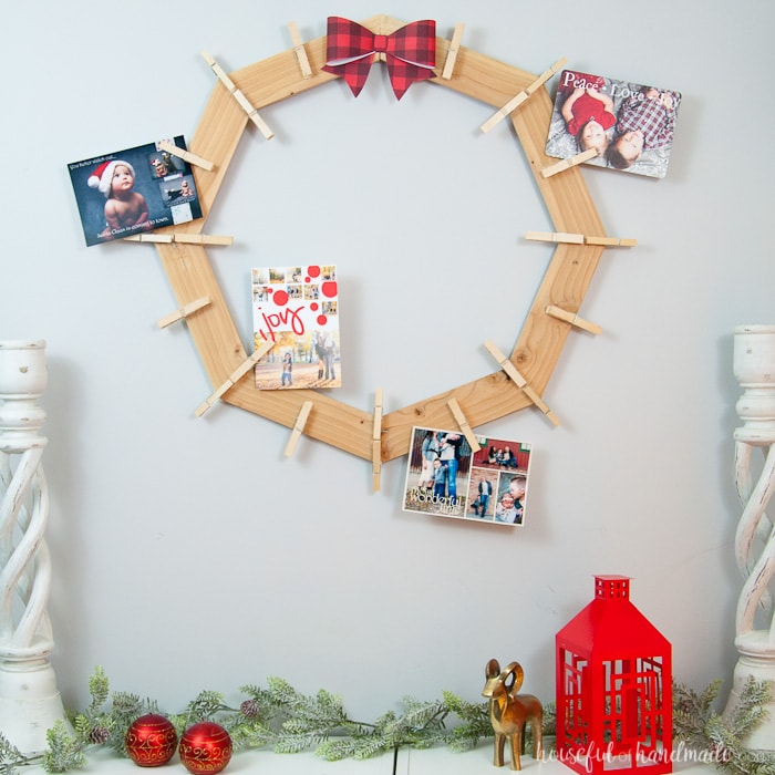 This is the cutest way to display your Christmas cards! Build a DIY wooden Christmas card wreath from 1 1x3 board. A great rustic farmhouse style Christmas card holder. | Housefulofhandmade.com