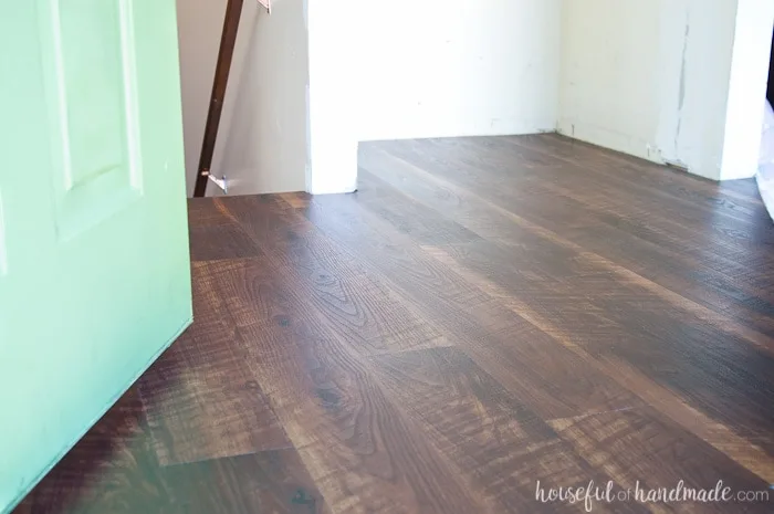 I never realized how easy it was to install laminate flooring! Find out how to install laminate flooring so you can transform any room of your home. A great weekend DIY project. | Housefulofhandmade.com