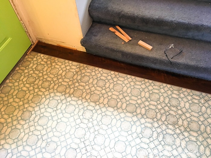 I never realized how easy it was to install laminate flooring! Find out how to install laminate flooring so you can transform any room of your home. A great weekend DIY project. | Housefulofhandmade.com