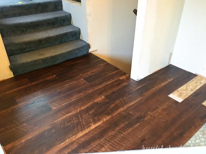 I never realized how easy it was to install laminate flooring! Find out how to install laminate flooring so you can transform any room of your home. A great weekend DIY project. | Housefulofhandmade.com