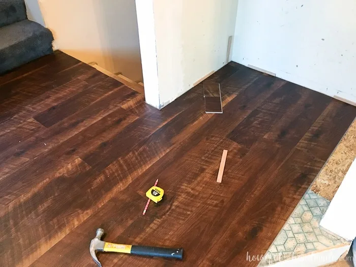 I never realized how easy it was to install laminate flooring! Find out how to install laminate flooring so you can transform any room of your home. A great weekend DIY project. | Housefulofhandmade.com