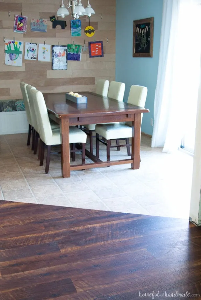 I never realized how easy it was to install laminate flooring! Find out how to install laminate flooring so you can transform any room of your home. A great weekend DIY project. | Housefulofhandmade.com