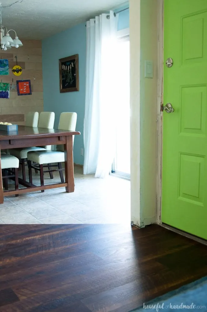 I never realized how easy it was to install laminate flooring! Find out how to install laminate flooring so you can transform any room of your home. A great weekend DIY project. | Housefulofhandmade.com