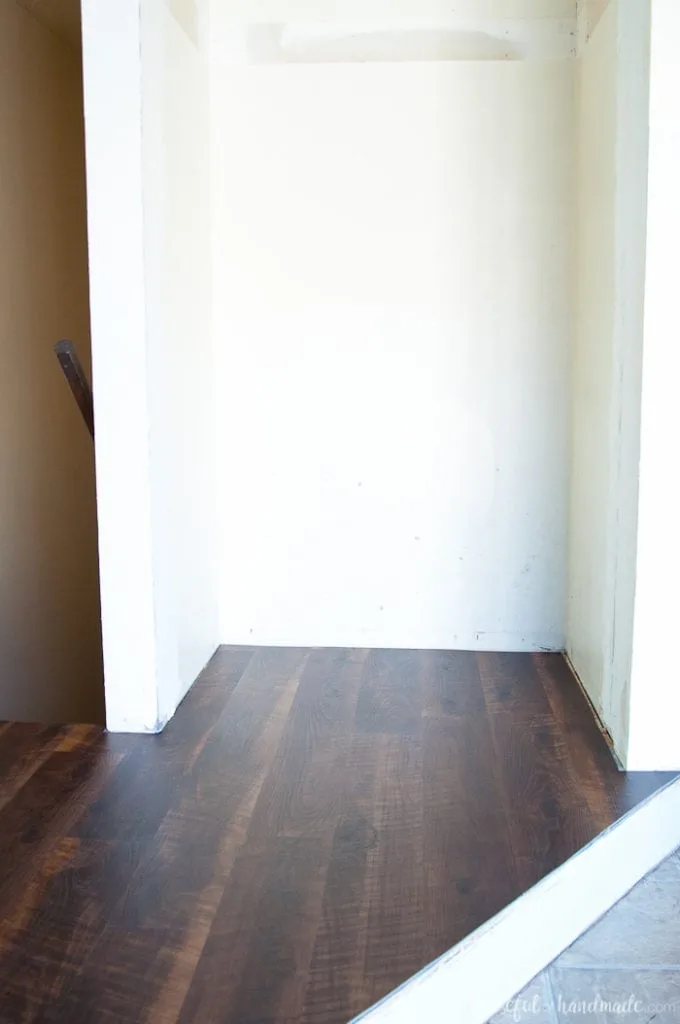 I never realized how easy it was to install laminate flooring! Find out how to install laminate flooring so you can transform any room of your home. A great weekend DIY project. | Housefulofhandmade.com