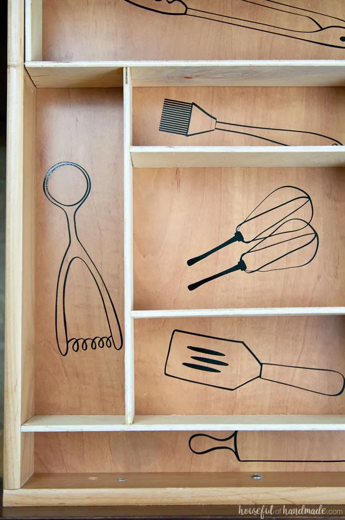 Use these amazing DIYs to Organize your home this year. Organize your kitchen drawers and keep them organized with these fun kitchen utensil drawings. Includes free cut file for vinyl decals. housefulofhandmade.com | Silhouette Cameo | Vinyl Decal | Free Silhouette File | Kitchen Drawer Organization | Kitchen Utensil Organization | DIY Drawer Organizer | Wood Drawer Organizer | Custom Kitchen Organizer