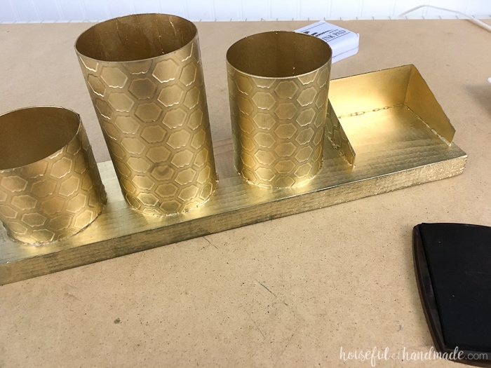 I love this painted brass DIY desk organizer to keep your favorite things organized on your desk. This organizer is made to look like brass with a beautiful chicken wire pattern, but you will never guess what it is actually made out of. Housefulofhandmade.com | Spellbinders | Embossing Plate | Brass Spray Paint | Paper Crafts | Desk Organization | Pencil Holder | Chic Desk Accessories | Farmhouse 