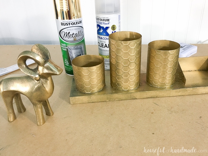 I love this painted brass DIY desk organizer to keep your favorite things organized on your desk. This organizer is made to look like brass with a beautiful chicken wire pattern, but you will never guess what it is actually made out of. Housefulofhandmade.com | Spellbinders | Embossing Plate | Brass Spray Paint | Paper Crafts | Desk Organization | Pencil Holder | Chic Desk Accessories | Farmhouse 