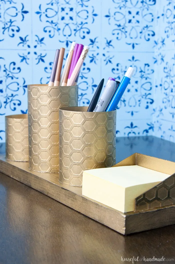 I love this painted brass DIY desk organizer to keep your favorite things organized on your desk. This organizer is made to look like brass with a beautiful chicken wire pattern, but you will never guess what it is actually made out of. Housefulofhandmade.com | Spellbinders | Embossing Plate | Brass Spray Paint | Paper Crafts | Desk Organization | Pencil Holder | Chic Desk Accessories | Farmhouse 