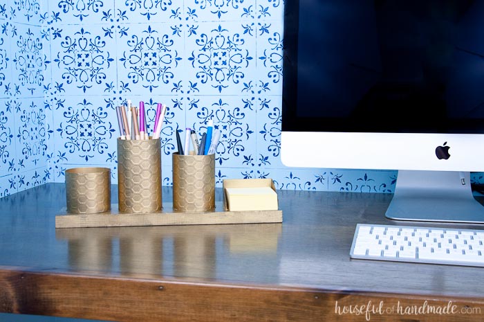 I love this painted brass DIY desk organizer to keep your favorite things organized on your desk. This organizer is made to look like brass with a beautiful chicken wire pattern, but you will never guess what it is actually made out of. Housefulofhandmade.com | Spellbinders | Embossing Plate | Brass Spray Paint | Paper Crafts | Desk Organization | Pencil Holder | Chic Desk Accessories | Farmhouse 