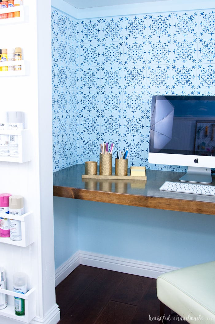 I love this painted brass DIY desk organizer to keep your favorite things organized on your desk. This organizer is made to look like brass with a beautiful chicken wire pattern, but you will never guess what it is actually made out of. Housefulofhandmade.com | Spellbinders | Embossing Plate | Brass Spray Paint | Paper Crafts | Desk Organization | Pencil Holder | Chic Desk Accessories | Farmhouse 