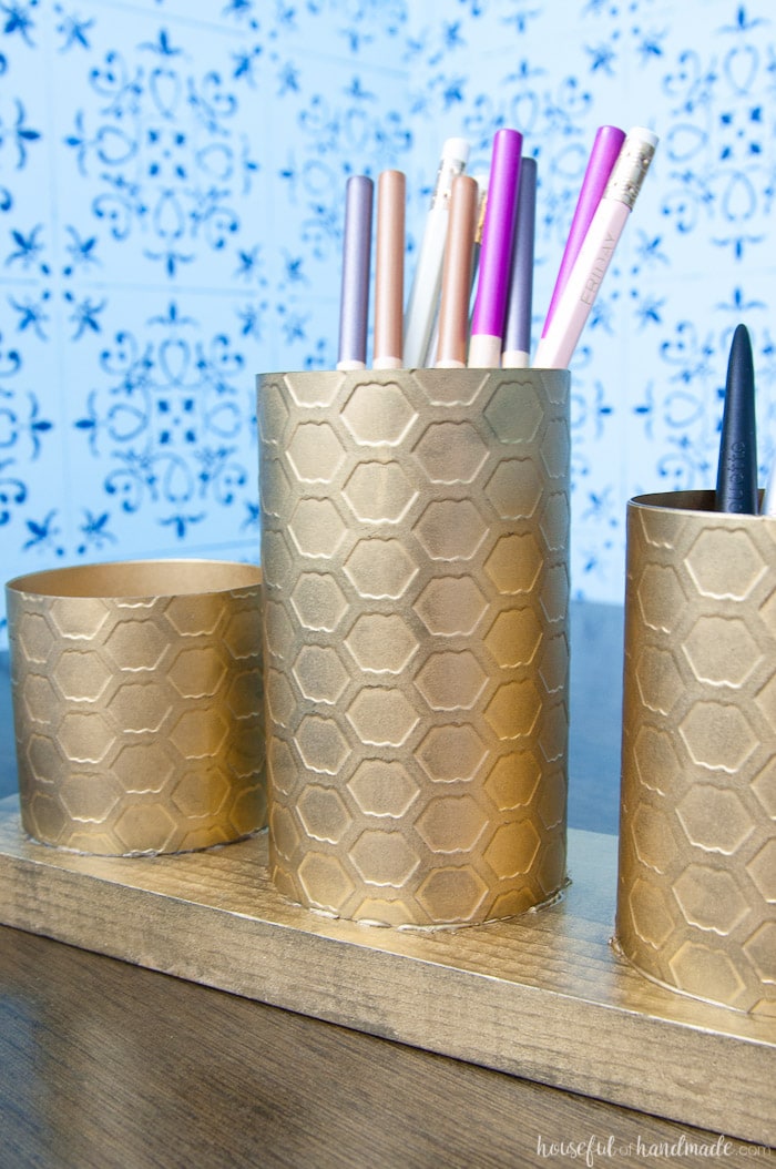 I love this painted brass DIY desk organizer to keep your favorite things organized on your desk. This organizer is made to look like brass with a beautiful chicken wire pattern, but you will never guess what it is actually made out of. Housefulofhandmade.com | Spellbinders | Embossing Plate | Brass Spray Paint | Paper Crafts | Desk Organization | Pencil Holder | Chic Desk Accessories | Farmhouse 