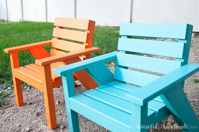 Create the perfect backyard seating with these Easy DIY kids patio chairs. The chairs are perfect for toddlers and kids to have their own space in the yard. Lightweight, but hard to tip over. Get he free build plans today! Housefulofhandmade.com | Free Build Plans | Kids Outdoor Chairs | Modern Adirondack Chairs | Colorful Kids Chairs | DIY Patio Furniture | How to Build Patio Furniture |Kreg Jig 