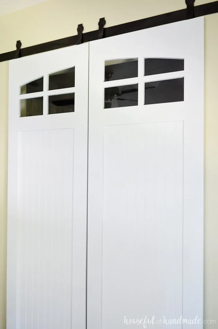 These beautiful barn doors with farmhouse windows are perfect for the closet. The sliding barn doors build plans are available from Housefulofhandmade.com