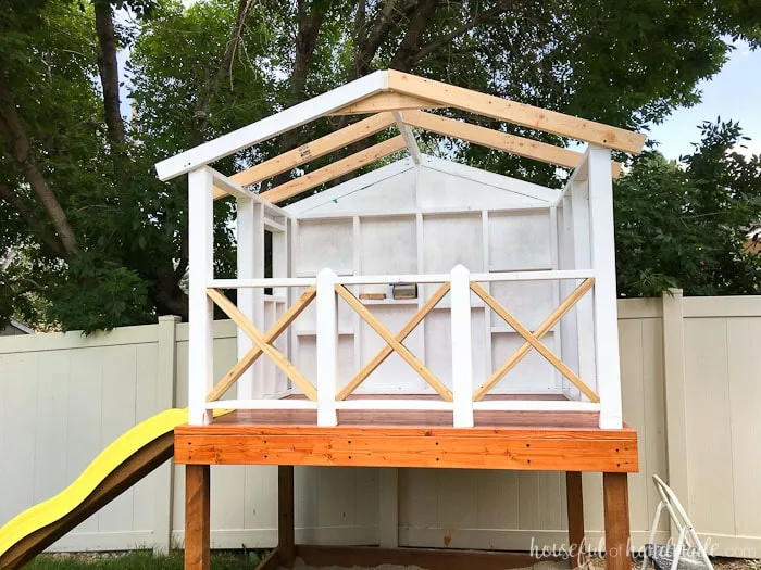 Complete your DIY playhouse with an easy to build roof. Housefulofhandmade.com
