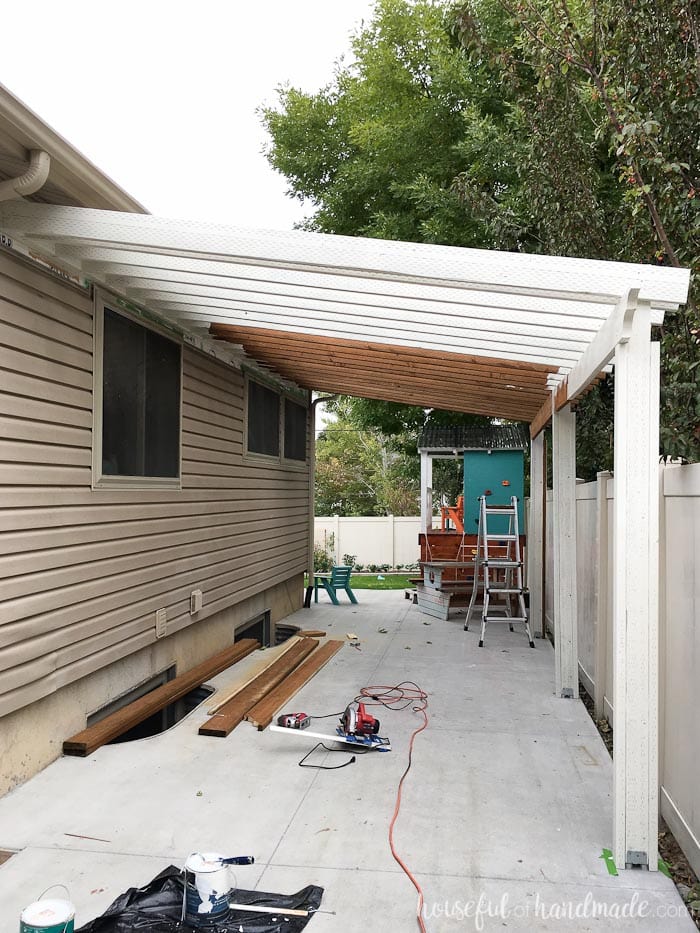  Apprenez à construire une pergola de patio BRICOLAGE avec un budget réduit. Un tutoriel étape par étape de Housefulofhandmade.com 