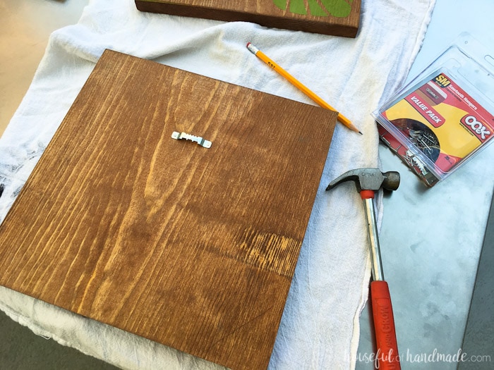 Sawtooth picture hangers are the easy way to hang wood art. Love this beautiful tropical wall art. Housefulofhandmade.com