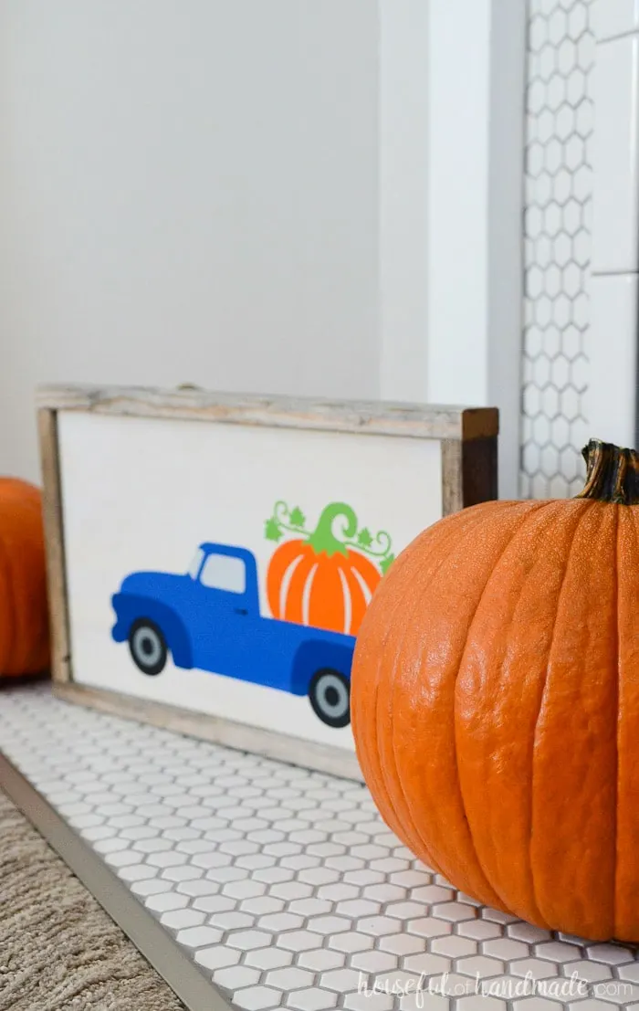 Create a pumpkin patch at home with this easy wood pumpkin sign. The sign is made from reclaimed wood. Housefulofhandmade.com
