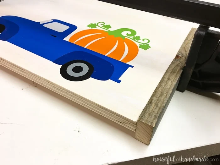 This sign is so easy to make! I love how the wood pumpkin sign turned out. Housefulofhandmade.com