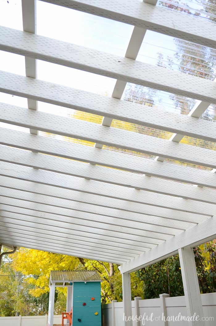 Questo patio è perfetto per creare una zona pranzo all'aperto. Il tetto a pergola trasparente è perfetto per creare una stanza che può essere utilizzata tutto l'anno. Housefulofhandmade.com