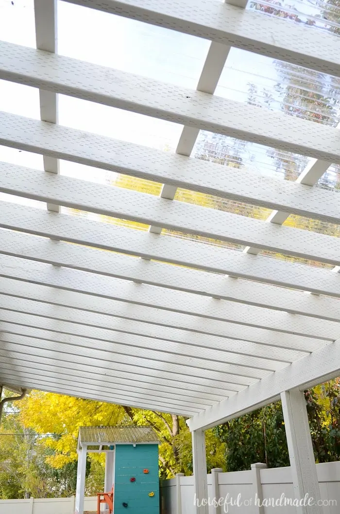 This patio is perfect for creating an outdoor dining area. The clear pergola roof is perfect for creating a room that can be used all year. Housefulofhandmade.com