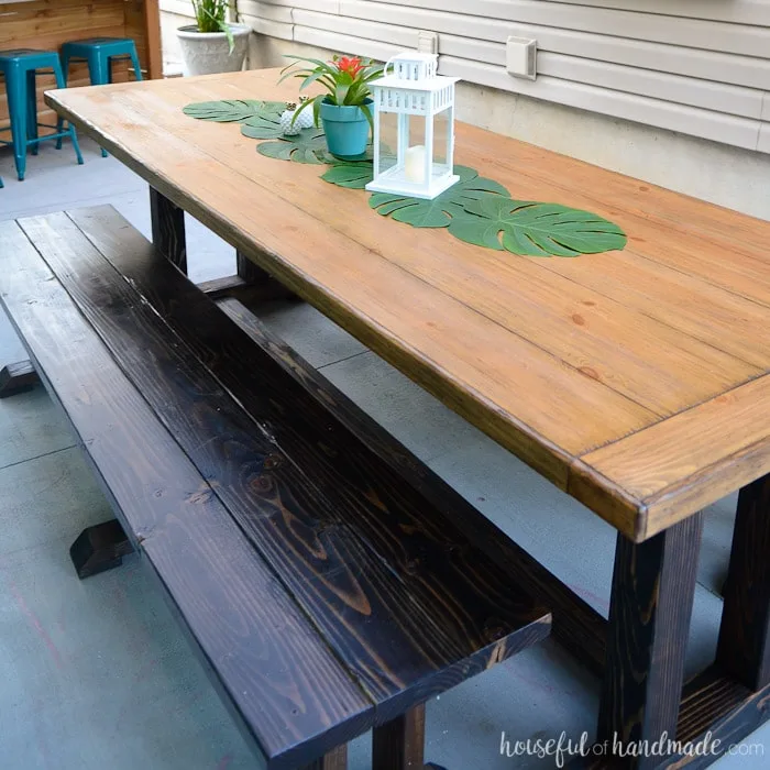 Create the perfect outdoor dining space with the outdoor dining table plans. The rustic table and dining benches are perfect for a large family gathering. Housefulofhandmade.com
