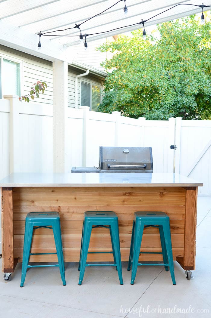 Create a portable outdoor kitchen in an afternoon with these free build plans. This easy to build outdoor kitchen island is perfect for entertaining and cooking outdoors. Housefulofhandmade.com