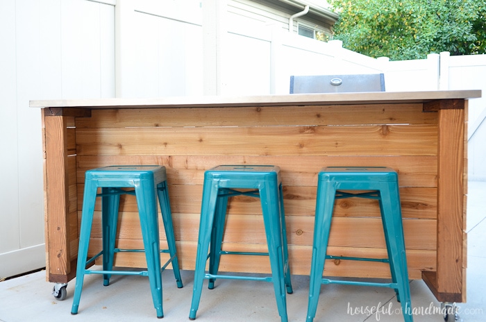 This beautiful outdoor kitchen island has plenty of storage and includes room for extra seating. Get the free build plans at Housefulofhandmade.com