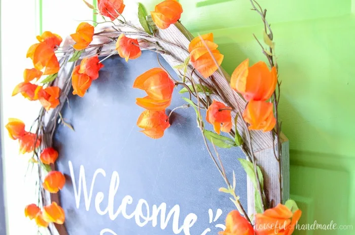 I love this rustic fall wreath! Build an easy octagon wreath frame and turn it into a chalkboard wreath. Housefulofhandmade.com