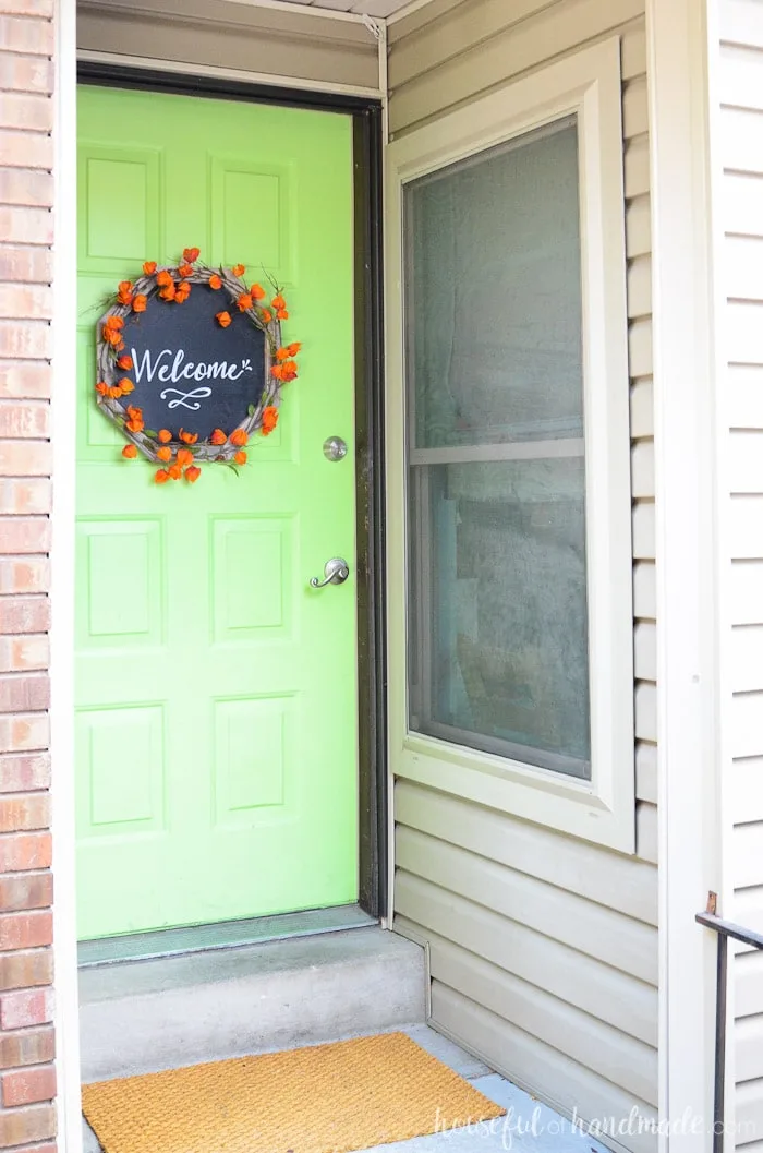 Welcome your guests with this beautiful chalkboard wreath made of reclaimed wood. And easy to build wood wreath form is perfect for fall. Housefulofhandmade.com