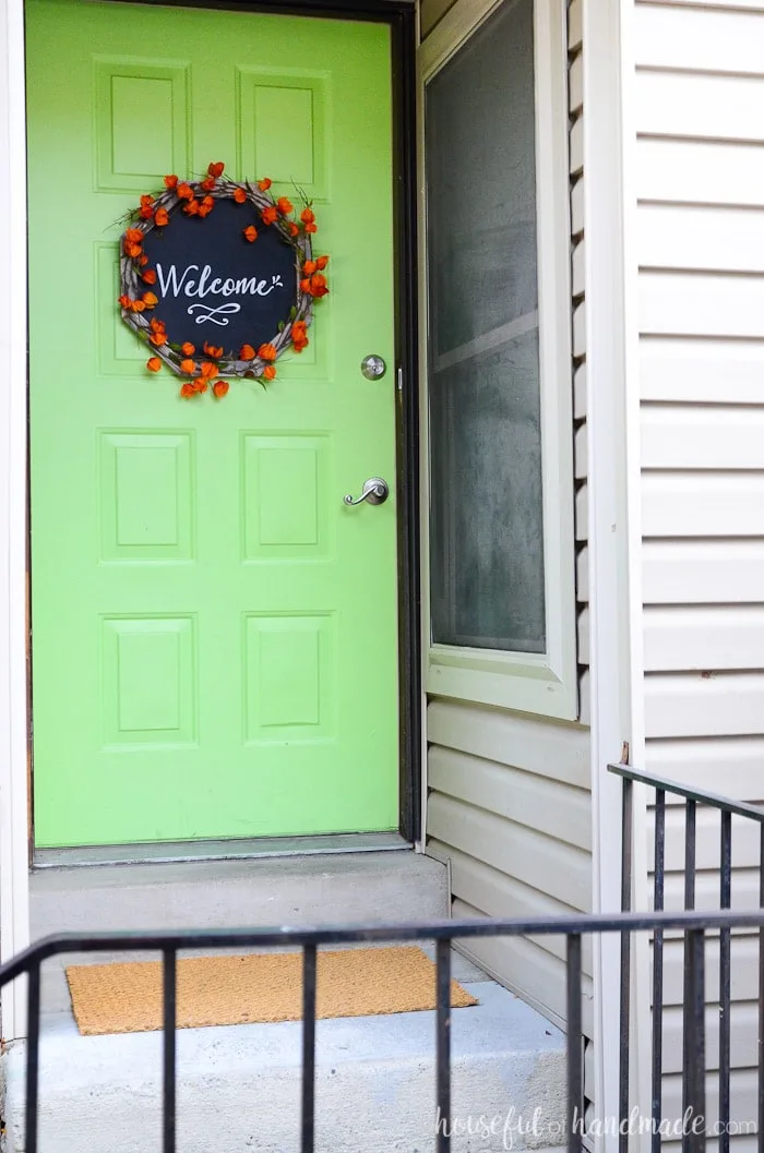 Make a beautiful chalkboard wreath out of reclaimed wood to welcome your guests to your home. This rustic framed chalkboard is the perfect wreath for any season. Housefulofhandmade.com