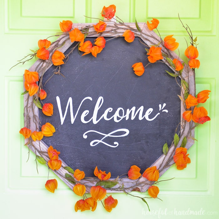 Add curb appeal to your home with a beautiful new wreath. This reclaimed wood chalkboard wreath is the perfect way to add farmhouse charm to your home this fall. Housefulofhandmade.com