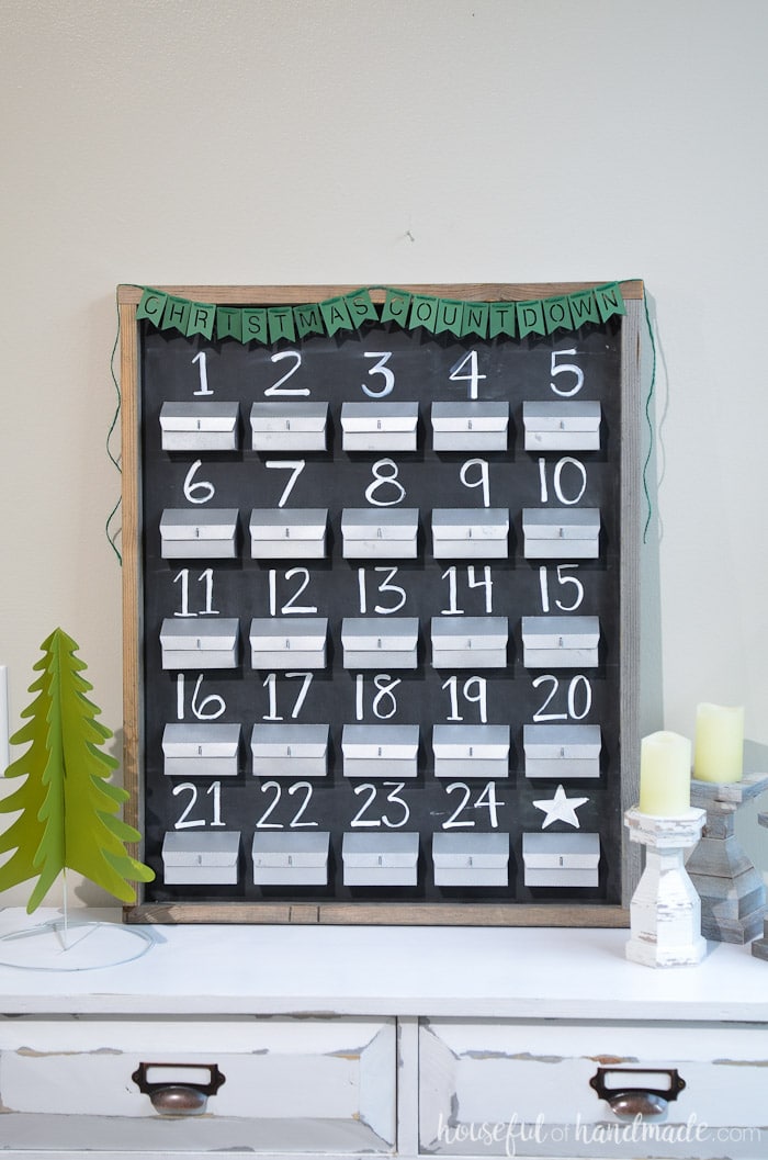 Create an advent calendar out of paper. This beautiful chalkboard advent calendar is refillable and works perfectly with your farmhouse decor. Housefulofhandmade.com 