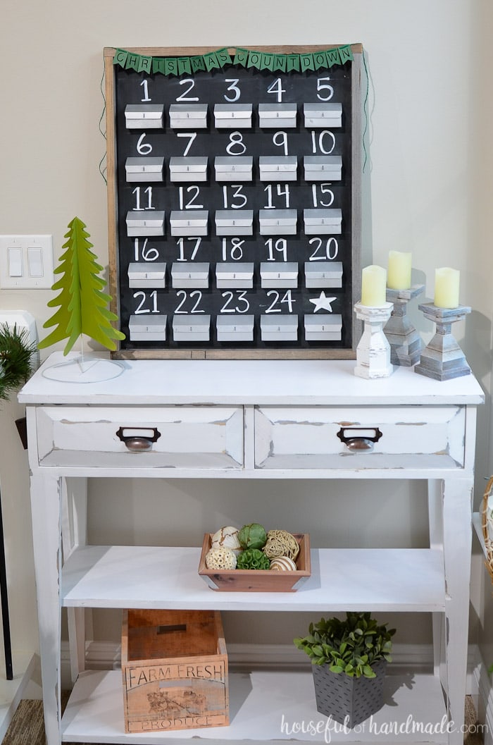 This refillable rustic advent calendar is the perfect farmhouse Christmas decor. You can fill your own advent calendar with treats, small presents, or activities to help countdown to Christmas. Housefulofhandmade.com