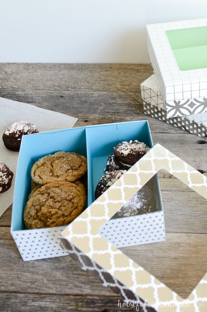 dejte dárek čerstvé pečené dobroty s těmito snadné cookie dárkové krabičky. Tyto Papírové krabice se rychle vyrábějí, takže budete připraveni doručit své domácí dárky v žádném okamžiku. Obsahuje zdarma řezaný soubor a šablonu PDF. Housefulofhandmade.com