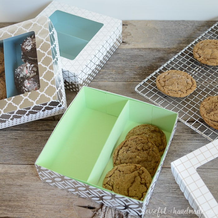 vul deze easy cookie geschenkdozen met Kerst traktaties voor het perfecte zelfgemaakte Kerstcadeau. Download het Free cut-bestand of PDF-sjabloon van Housefulofhandmade.com.