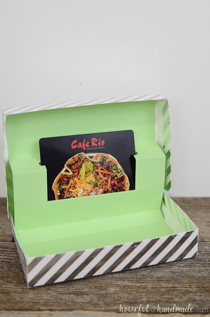 Give a gift card this Christmas in this awesome gift card box! It's so much better than a boring gift card envelope. Get the free template from Housefulofhandmade.com