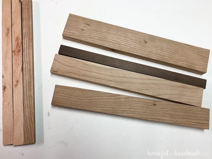 Create a high-end DIY gift with hardwood and marble tiles. Love this wood and marble cutting board. Housefulofhandmade.com