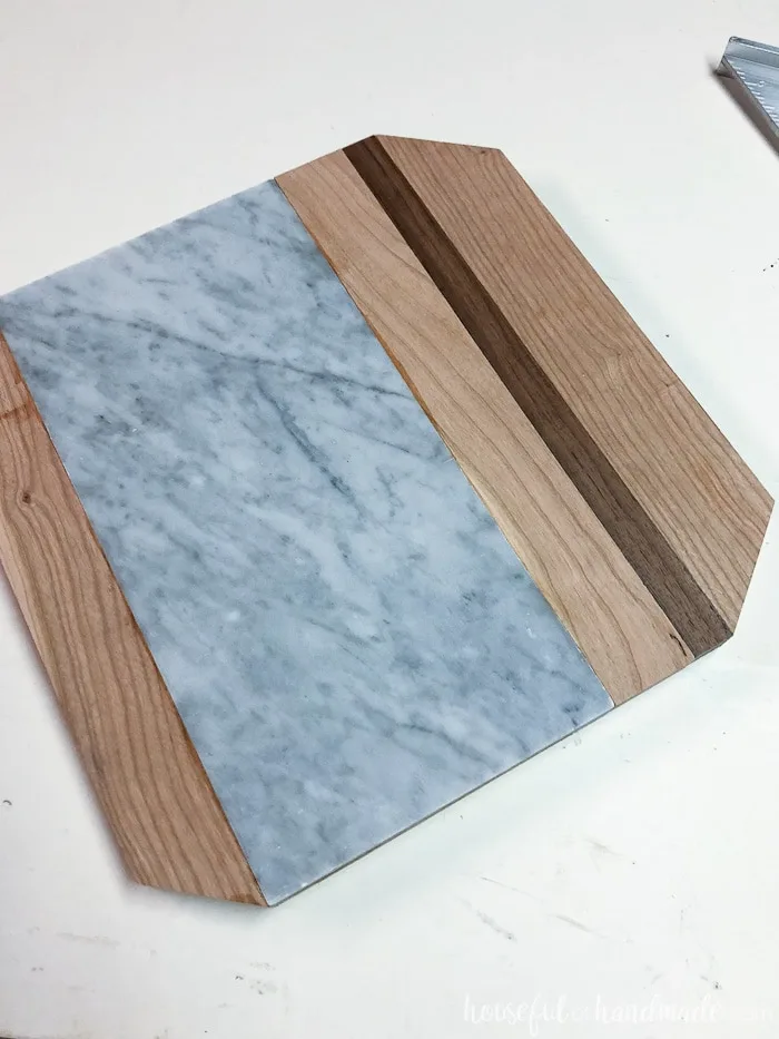 I love this beautiful wood and marble cutting board. Check out the easy tutorial on Housefulofhandmade.com