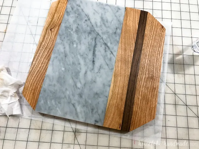 Mineral oil really makes the colors of the hardwood pop. It shows off the design in this wood and marble cheese board. Housefulofhandmade.com