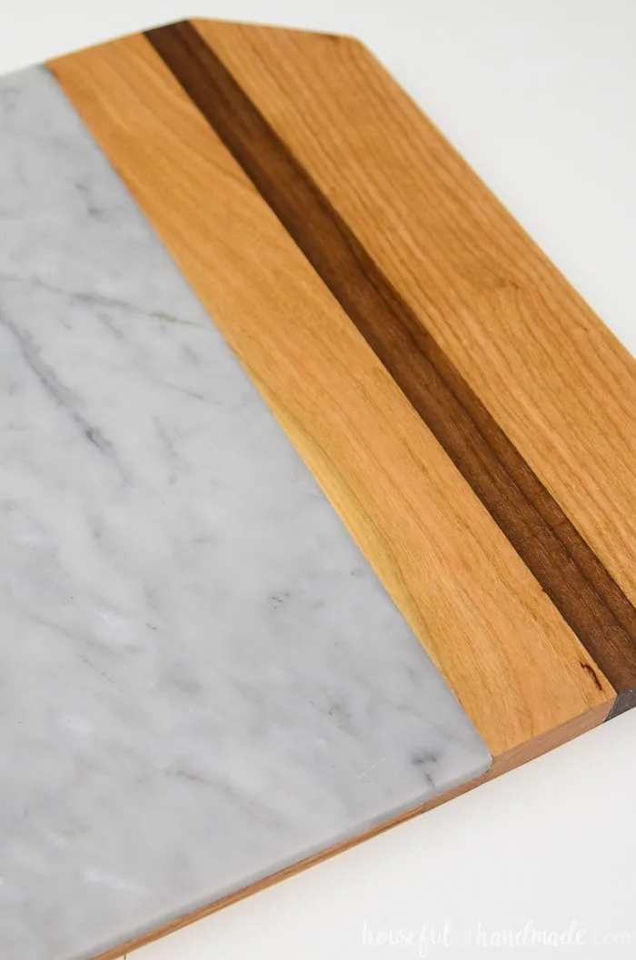 Love the colors on this homemade marble cutting board. The wood and marble are super functional and look so expensive. Housefulofhandmade.com
