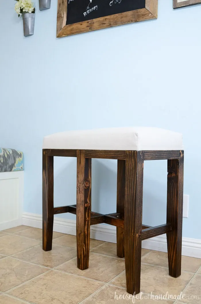 I love these soft and comfortable bar height benches. They are perfect for seating in the kitchen. Get the free build plans! Housefulofhandmade.com