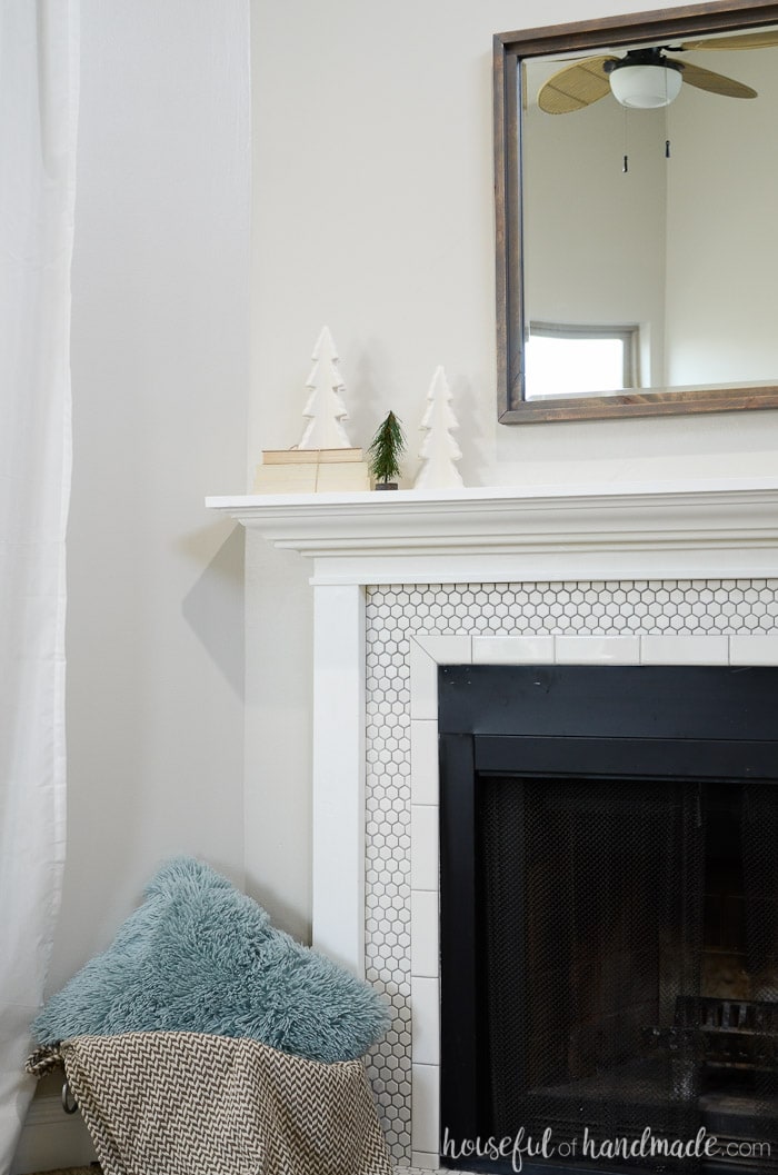 Create a cozy home with a beautiful farmhouse winter mantel. Housefulofhandmade.com