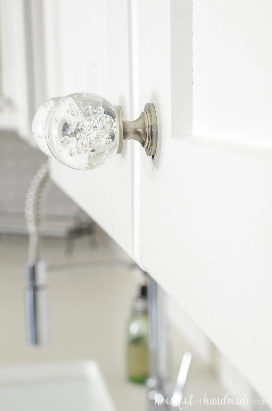 Add a little glam to your kitchen with these bubble glass knobs. The bubbles add sparkle to a modern farmhouse kitchen. Housefulofhandmade.com