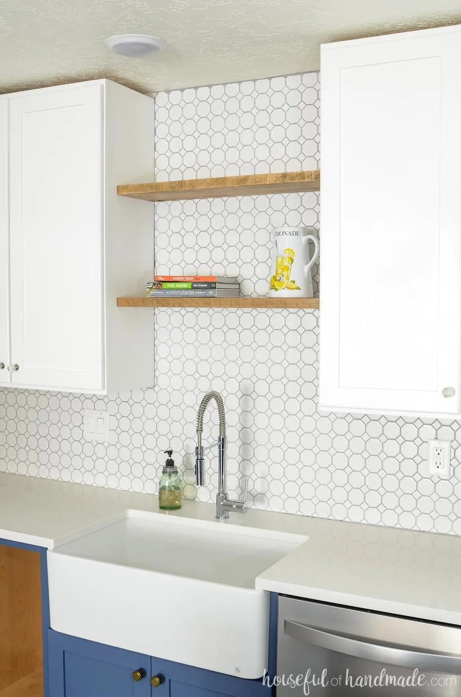 A farmhouse sink gives you so much space in your kitchen. Housefulofhandmade.com