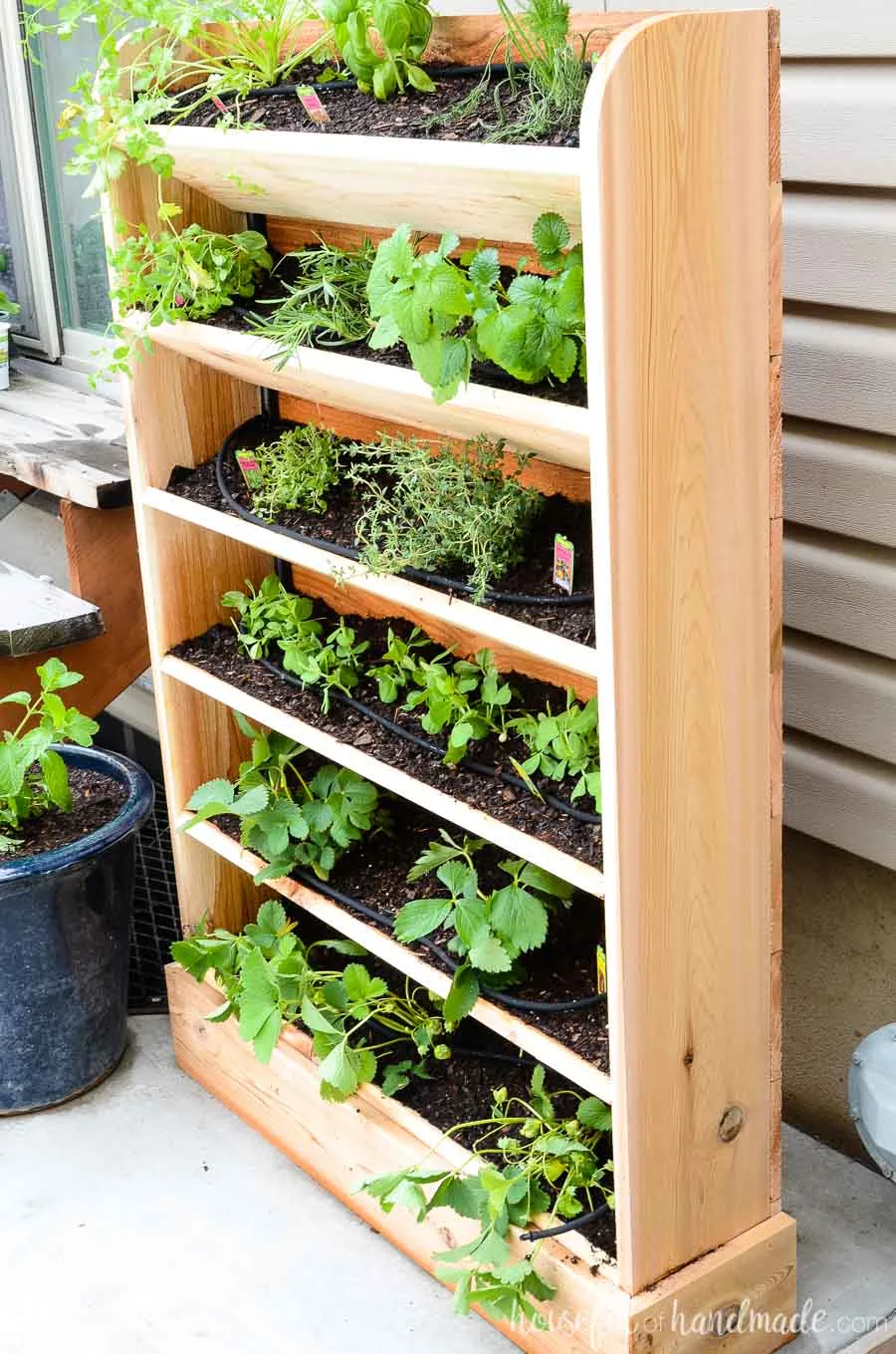 This slim cedar garden is perfect if you are limited on space. It's only 8 1/2" deep and holds tons of plants. Get the build plans at Housefulofhandmade.com.