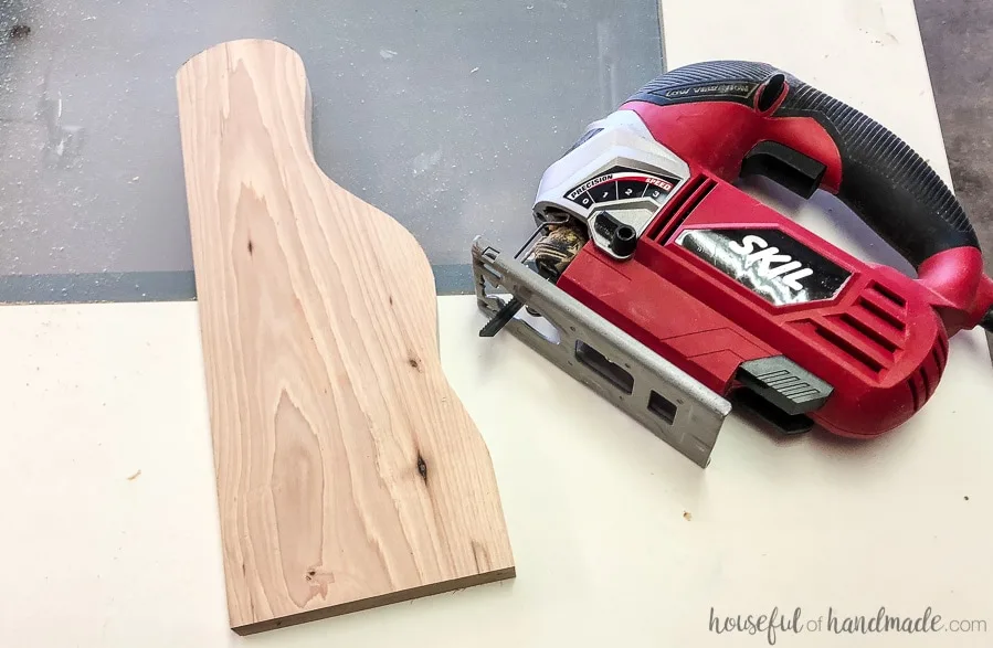 Jig saw with the decorative shelf edge of the wood paper towel holder